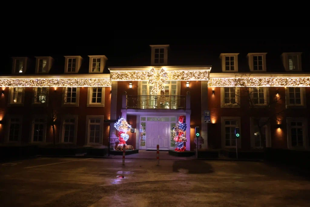 Het karakteristieke rode gebouw aan de Cauberg 29, feestelijk verlicht
