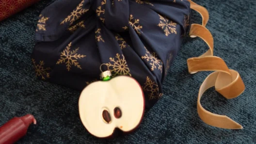 FabRap herbruikbare cadeauverpakking met gouden sneeuwvlokken patroon op donkerblauwe stof