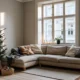 Lichte woonkamer met een kerstboom die nog versierd moet worden dozen met kerstballen ernaast op de vloer