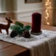 Een Nederlandse tafel met dennetakken kaarsen en zelfgemaakte sneeuw op de ondergrond