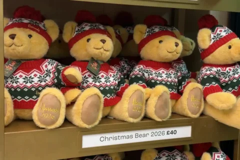 Harrods kerstberen van 2026 in gebreide trui en muts op een schap met prijskaartje