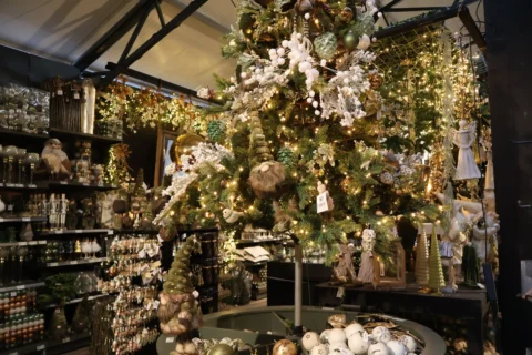 Kerstshows 2026 versierde kerstboom met gnomen en lichtjes in een tuincentrum kerstshow