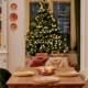 Kersttafel met borden en kaarsen in een rustige woonkamer gedekt voor een klein gezelschap