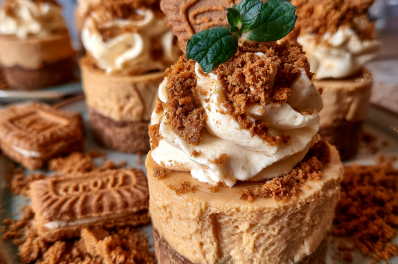 Mini Biscoff cheesecakes in kleine glaasjes met speculooskruim en een laagje speculoospasta