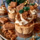 Mini Biscoff cheesecakes in kleine glaasjes met speculooskruim en een laagje speculoospasta
