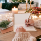 Close up van een hand die een kerstkaart schrijft bij kaarslicht