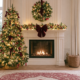 Volle kerstboom met vintage ballen fluwelen linten en gekleurde lampjes in een warme woonkamer