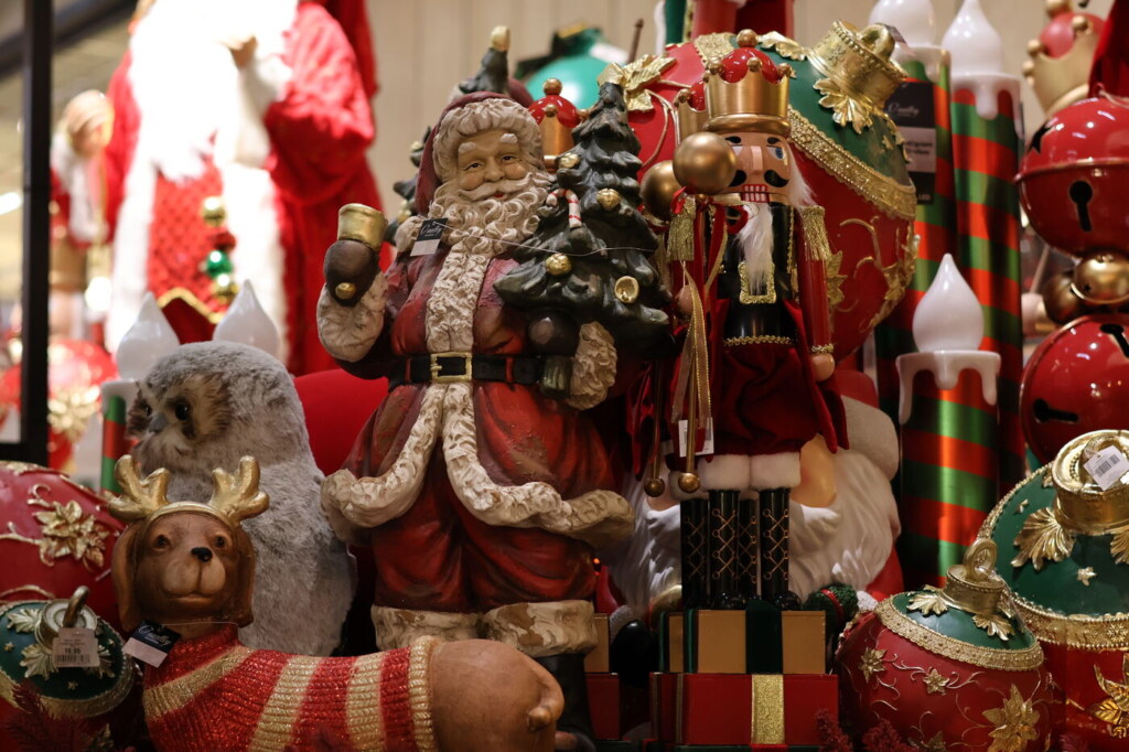 Kerstman notenkraker en rood groene kerstballen met gouden versiering