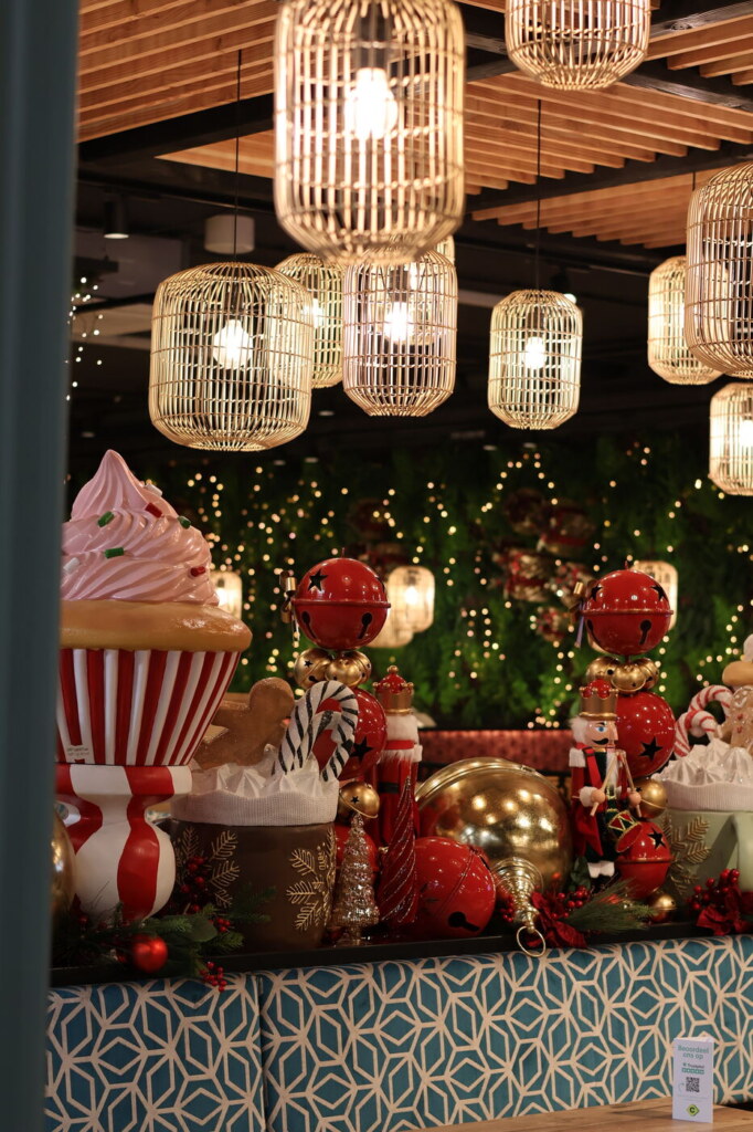 Restaurant met rotan hanglampen en kerstdecoratie in rood en goud