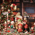 Kerstwerkplaats met volgehangen kerstboom elfjes en zuurstokken in de kerstshow van Van Cranenbroek Budel
