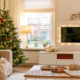 Woonkamer tussen kerst en oud en nieuw met kerstboom restjes op tafel en een deken op de bank