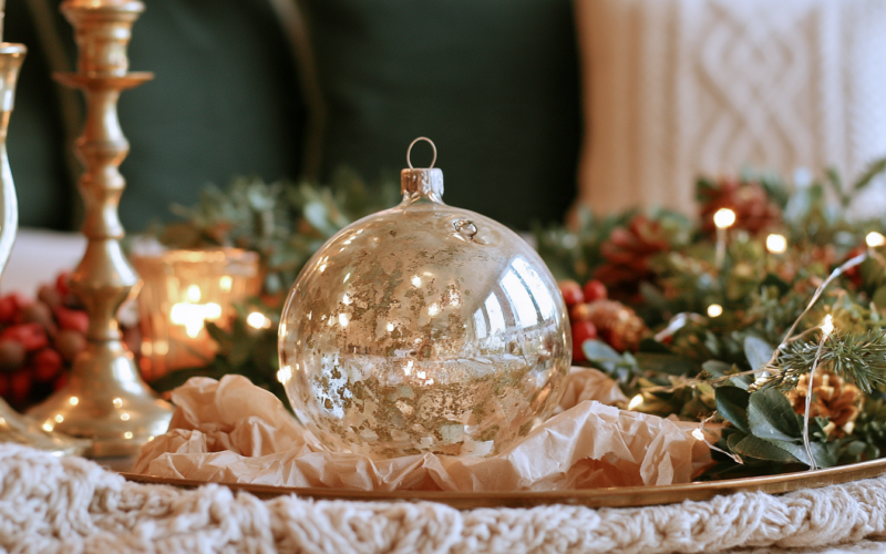 Close-up van een dunne mondgeblazen kerstbal met verweerde zilverlaag