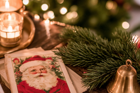 Close up van een vintage kerstkaart met een afbeelding van de kerstman