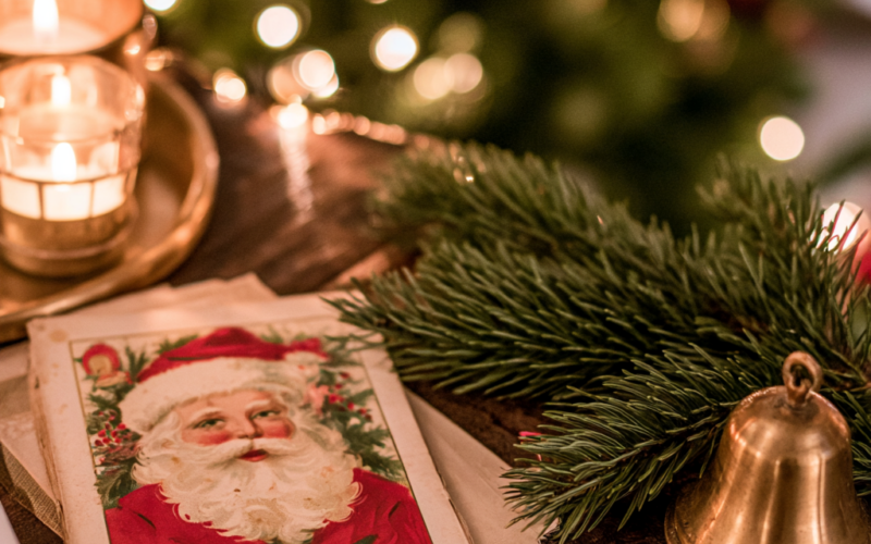Close-up van een vintage kerstkaart met een afbeelding van de kerstman