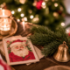 Close up van een vintage kerstkaart met een afbeelding van de kerstman